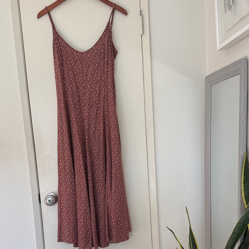 Chic Spaghetti Strap Midi Dress in Brown Burgundy